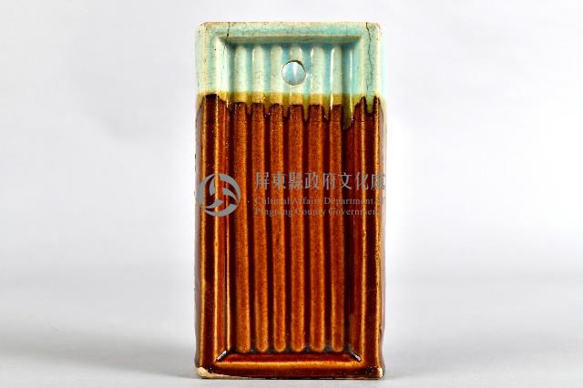 褐釉錦鯉浮雕箸籠藏品圖，第3張