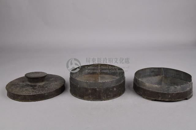 錫合金製素面圓形四足雙層粉餅盒藏品圖，第3張