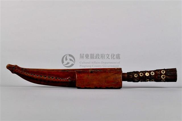 浮雕彩繪人面百步蛇紋佩刀藏品圖，第3張