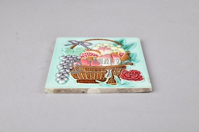 淺藍底水果籃瓷製花磚藏品圖，第2張