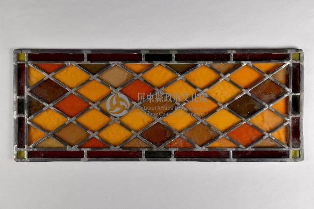 鑲嵌彩色塑膠菱格窗藏品圖，第1張