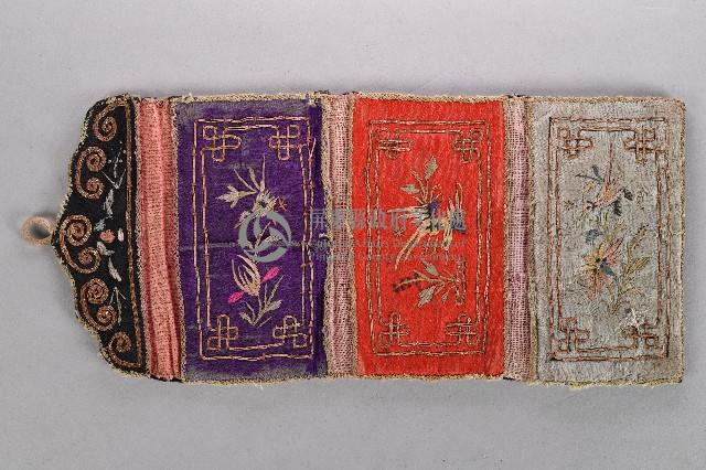 回字紋彩繡紫紅白三夾層荷包藏品圖，第2張