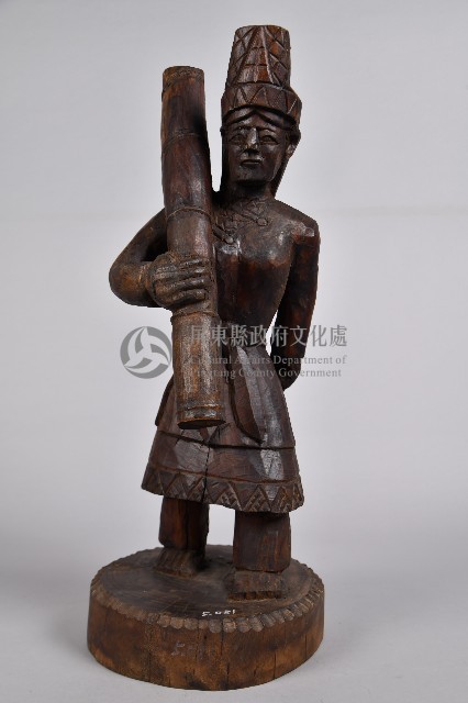 婦女挑竹筒水木雕人像藏品圖，第1張