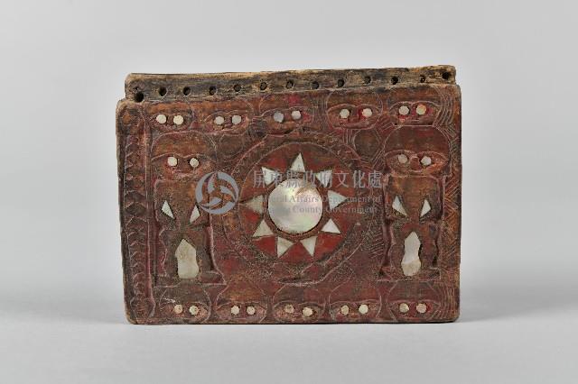 鑲螺鈿浮雕百步蛇紋祈禱箱藏品圖，第2張