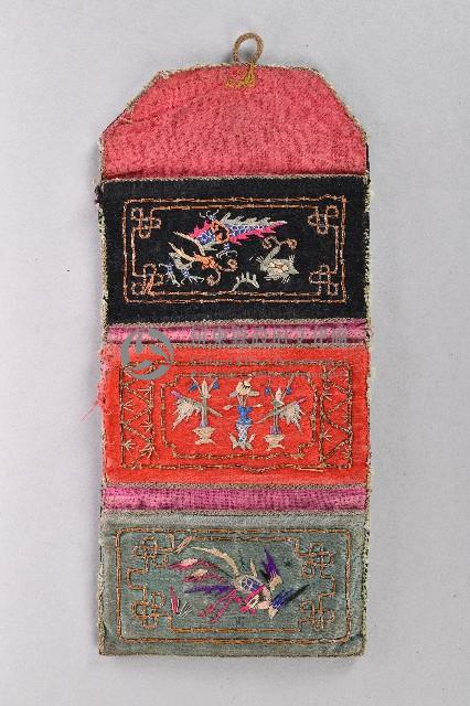 黑紅綠色刺繡三夾層荷包藏品圖，第2張