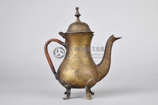 銅合金製刻花四足酒壺藏品圖，第2張