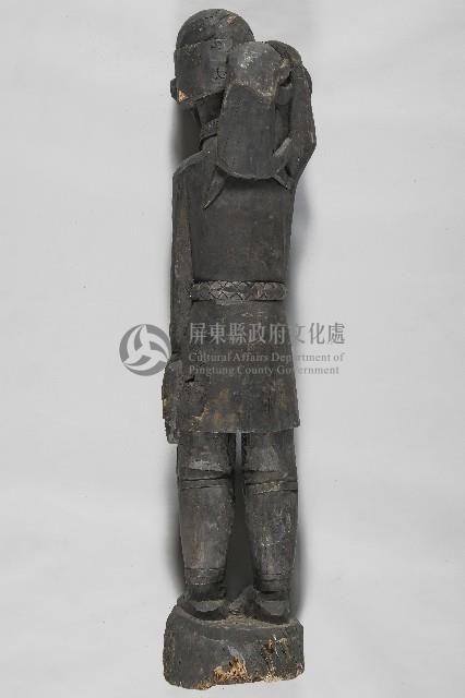 肩扛山豬手持人頭男性立像人偶藏品圖，第2張
