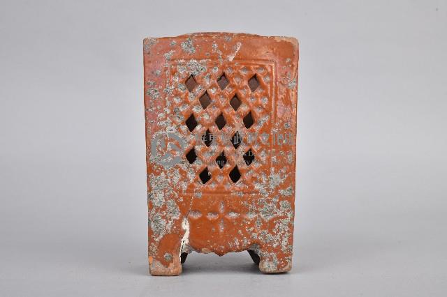 陶製紅胎褐釉格紋鏤雕箸籠藏品圖，第2張