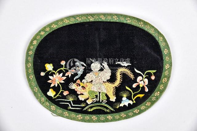 黑底綠邊花草人物刺繡袋藏品圖，第1張