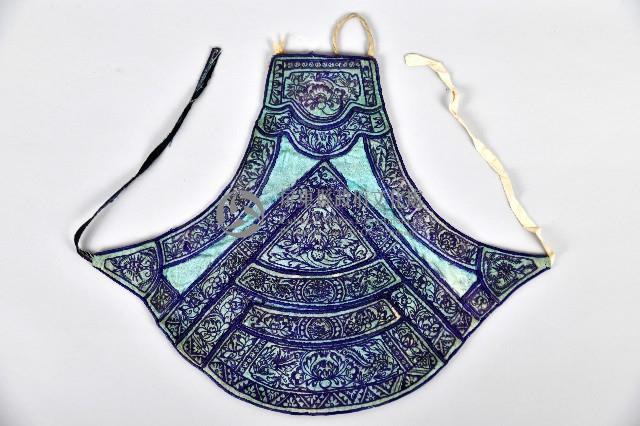 綠底繡藍色花草紋肚兜藏品圖，第1張