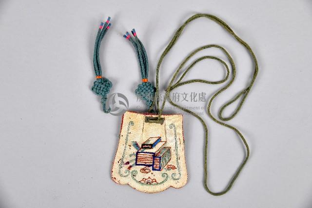白底書冊紋綴雙側中國結荷包藏品圖，第1張