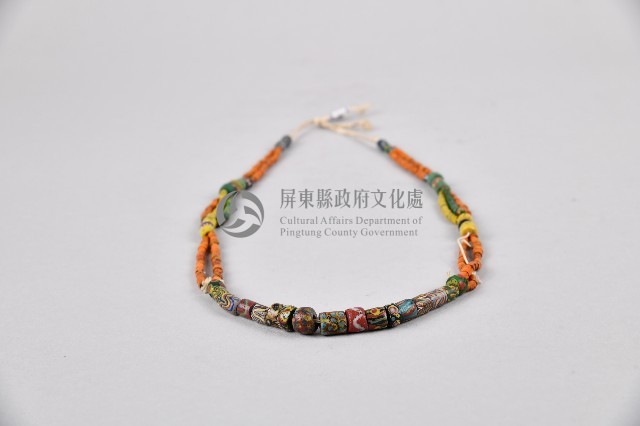 彩色琉璃胸飾藏品圖，第2張