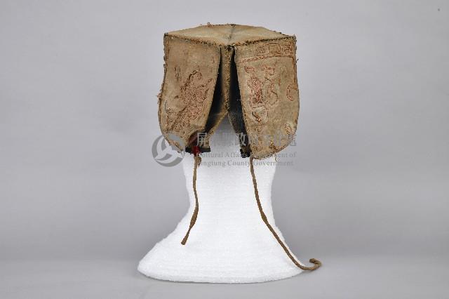 白底吉祥紋刺繡方形童帽藏品圖，第2張