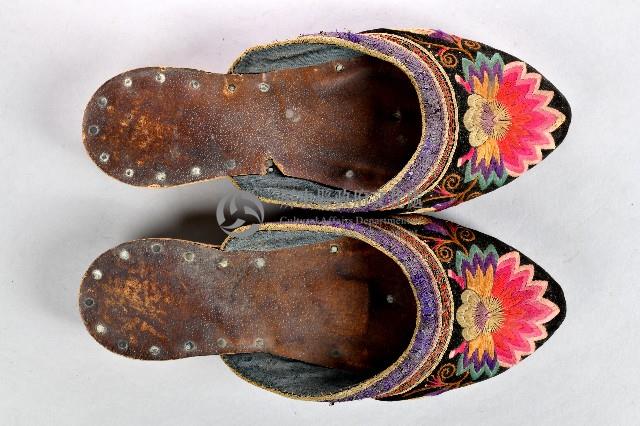 黑底紅花刺繡拖鞋藏品圖，第2張