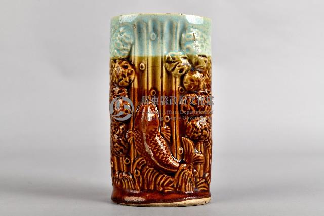 褐釉錦鯉浮雕箸籠藏品圖，第2張