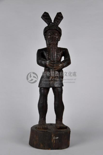 吹奏鼻笛男性木雕像藏品圖，第1張