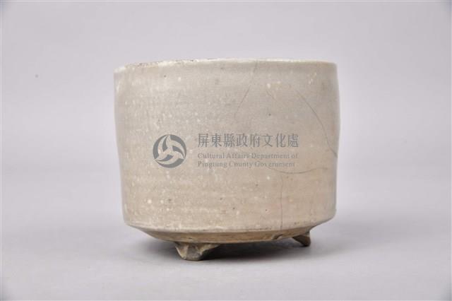 白釉歛口三足爐藏品圖，第2張