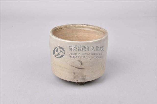 白釉歛口三足爐藏品圖，第1張