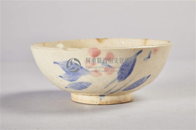 陶製米黃底藍葉粉花碗藏品圖，第2張