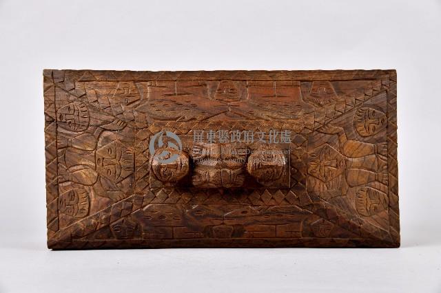 浮雕人面幾何紋木箱藏品圖，第2張