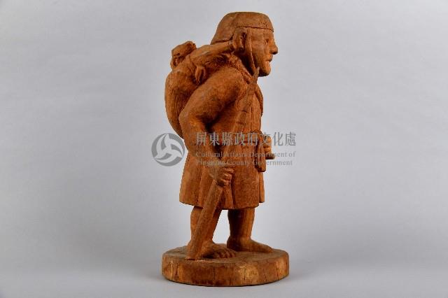 獵人肩扛山豬右手持獵槍立像人偶藏品圖，第4張