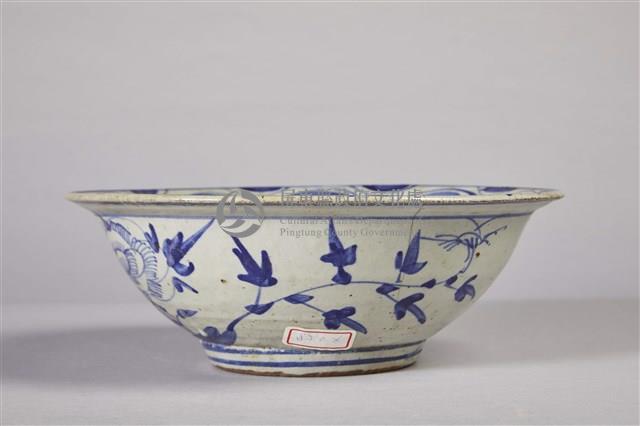 紅胎白釉青花梅菊紋碗公藏品圖，第2張