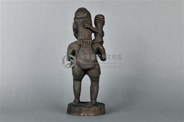 成人單肩扛孩童立像人偶藏品圖，第4張