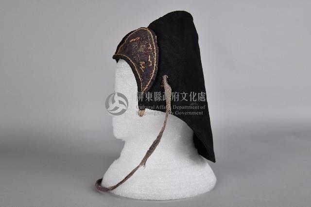 黑底幾何紋刺繡童帽藏品圖，第3張