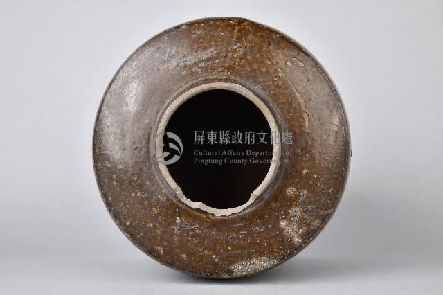 陶製灰胎褐釉素面罐藏品圖，第2張