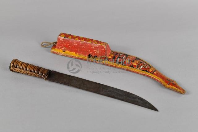浮雕彩繪人面百步蛇紋佩刀藏品圖，第3張