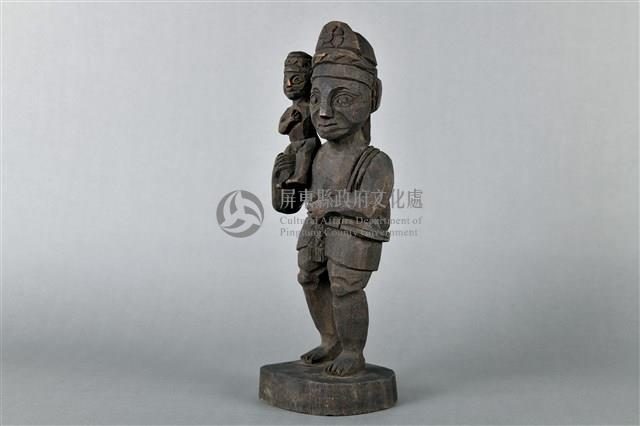 成人單肩扛孩童立像人偶藏品圖，第2張