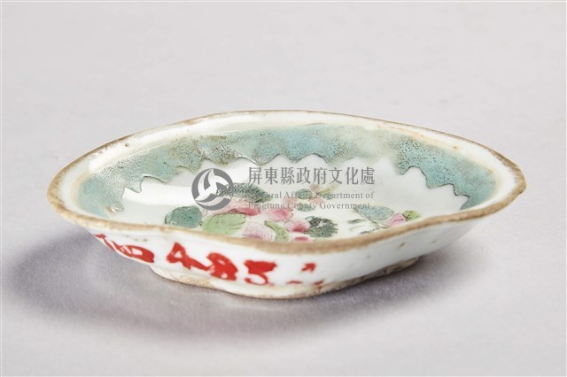 菱形粉花綠葉紋瓷碟藏品圖，第1張