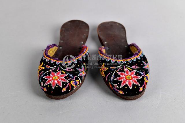 黑底串珠繡花拖鞋藏品圖，第1張