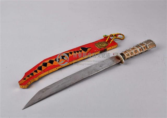 鑲嵌金屬佩刀藏品圖，第1張