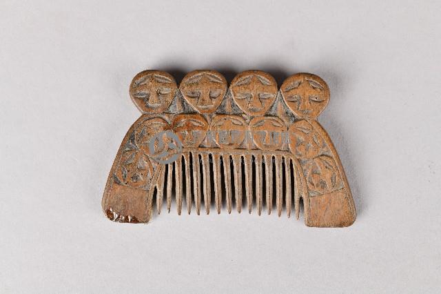 人面紋木製梳藏品圖，第1張