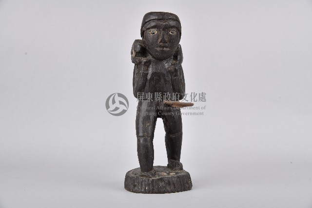 肩扛山豬立像人偶藏品圖，第1張