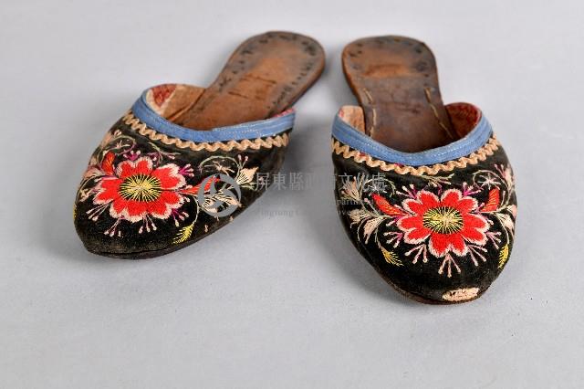 黑面紅花刺繡拖鞋藏品圖，第1張