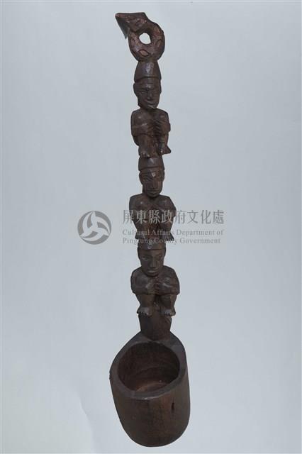 雕刻三人蹲立像百步蛇酒杓藏品圖，第1張