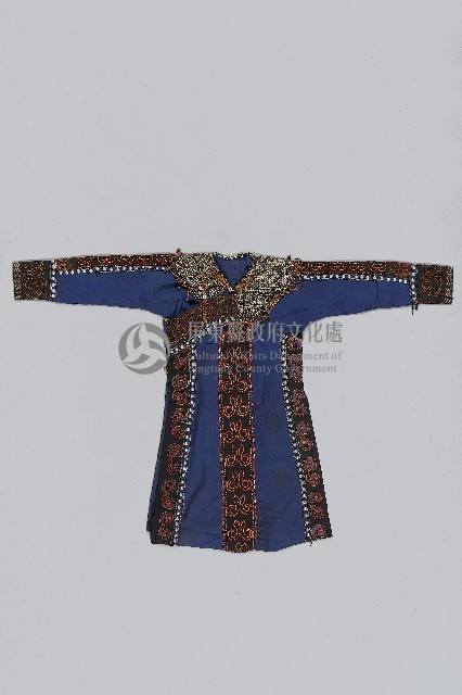 鑲珠刺繡靛藍底雙蛇紋女長衣藏品圖，第1張