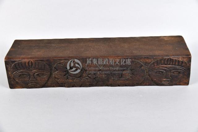 浮雕人面百步蛇紋木製單人枕藏品圖，第1張