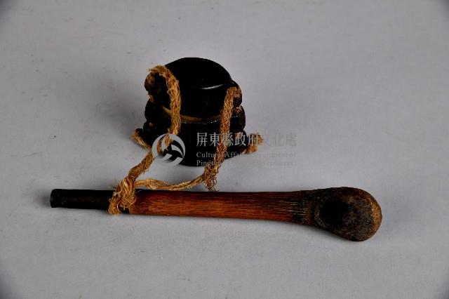 竹製菸斗及皮革製菸草攜袋藏品圖，第1張