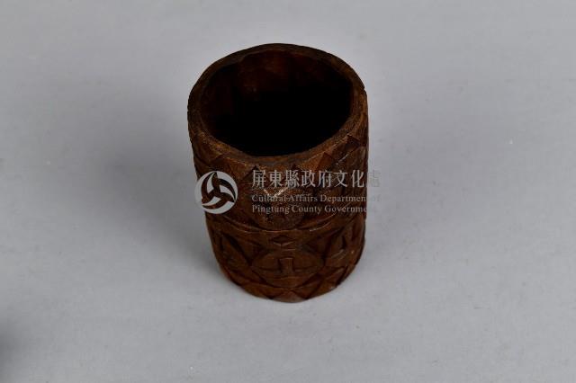 浮雕人面三角幾何紋木製杯藏品圖，第1張