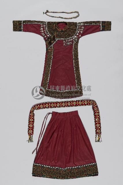 十字繡綴貝紫紅底女性服飾藏品圖，第1張