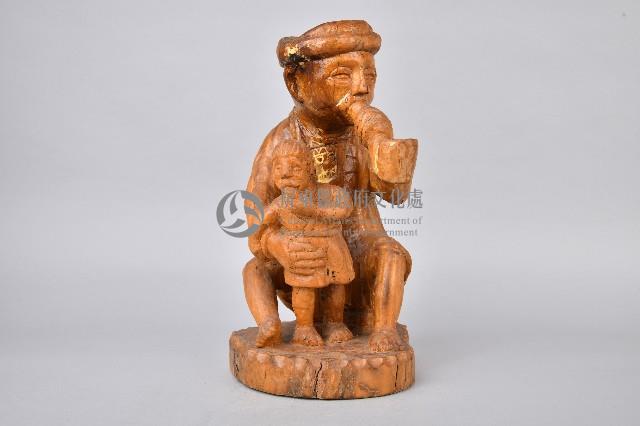 抽菸抱孩男性坐像人偶藏品圖，第1張