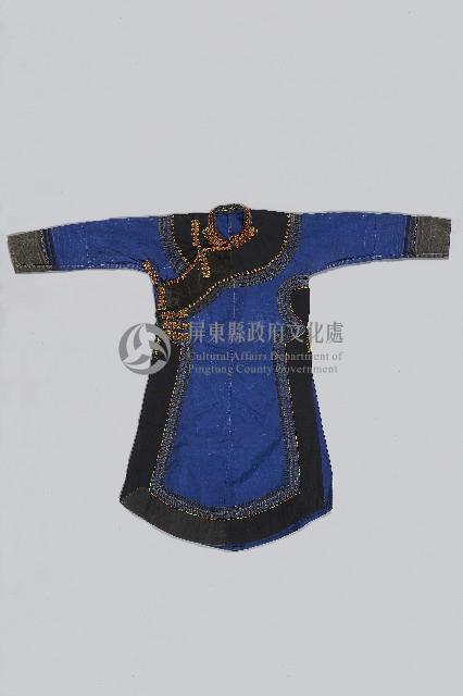 鑲珠刺繡藍底黑邊女長衣藏品圖，第1張