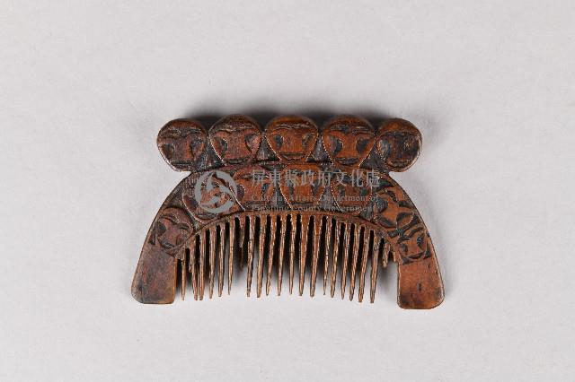 浮雕五人面紋木梳藏品圖，第1張