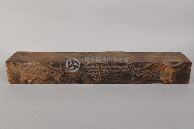 浮雕雙羊人面木製單人枕藏品圖，第1張