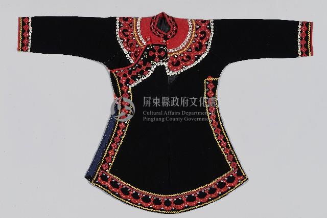  黑底紅邊飾女長衣藏品圖，第1張