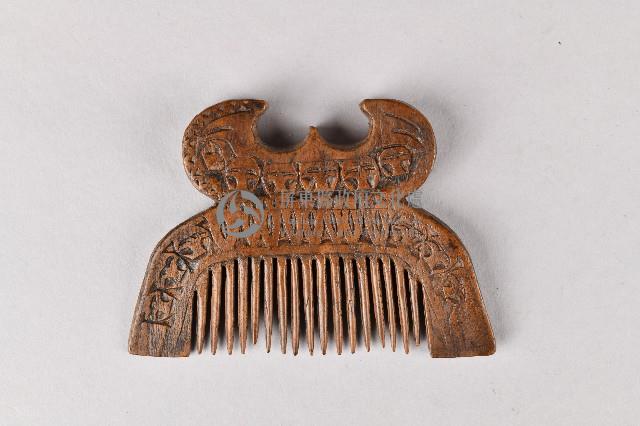 牛角形人面木梳藏品圖，第1張