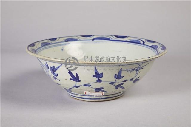 紅胎白釉青花梅菊紋碗公藏品圖，第1張